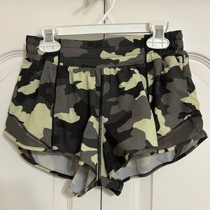 lululemon Green Camo Hotty Hot Short | Size 4 2.5” inseam